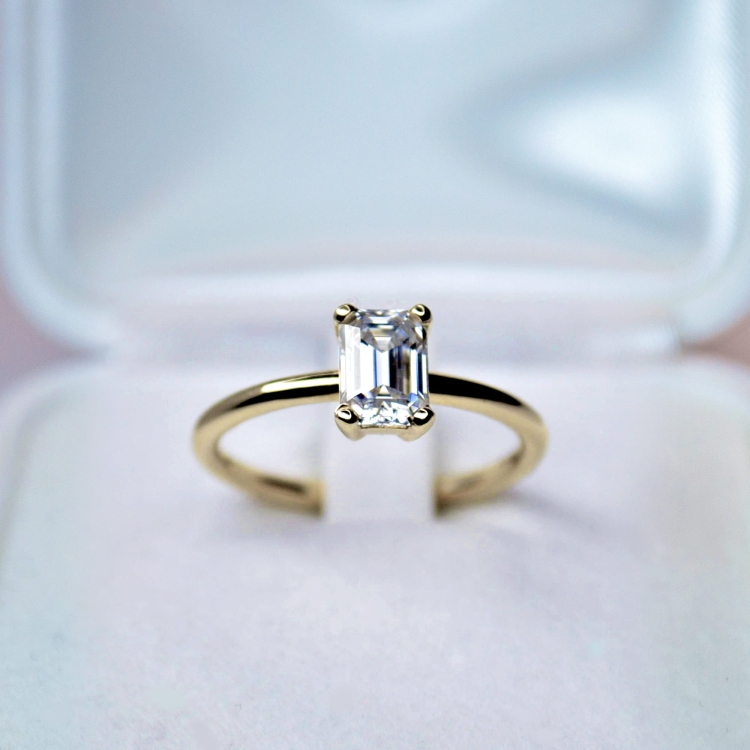 Pierścionek zaręczynowy z białego złota próba 585 z moissanitem Emerald 1,0 ct – widok z góry – ABGOLD Baczyński