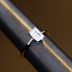 Pierścionek z białego złota próba 585 z moissanitem Emerald 1,0 ct VVS1 D – na ryglu jubilerskim – ABGOLD Baczyński