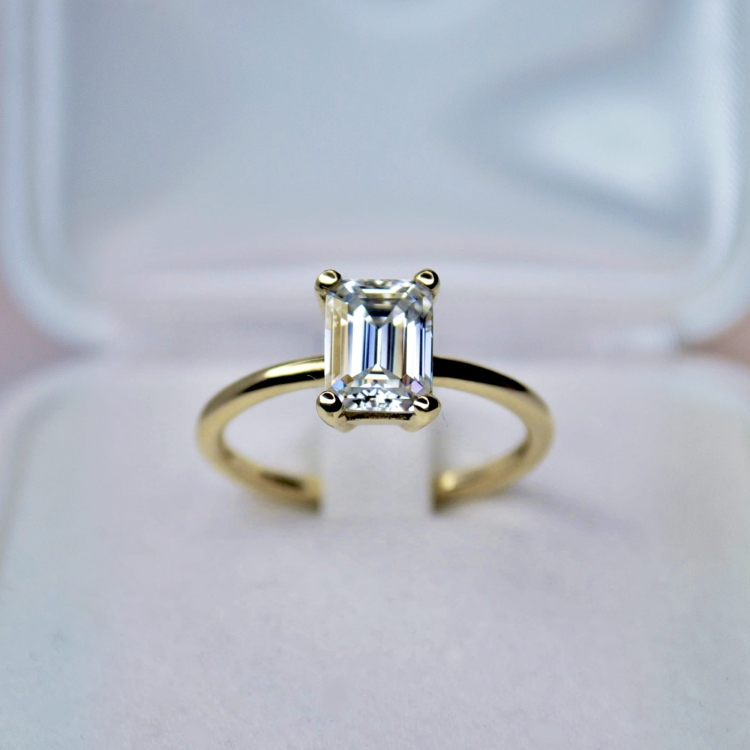 Pierścionek z żółtego złota próba 585 z moissanitem Emerald 2,0 ct VVS1 D – widok z przodu – ABGOLD Baczyński