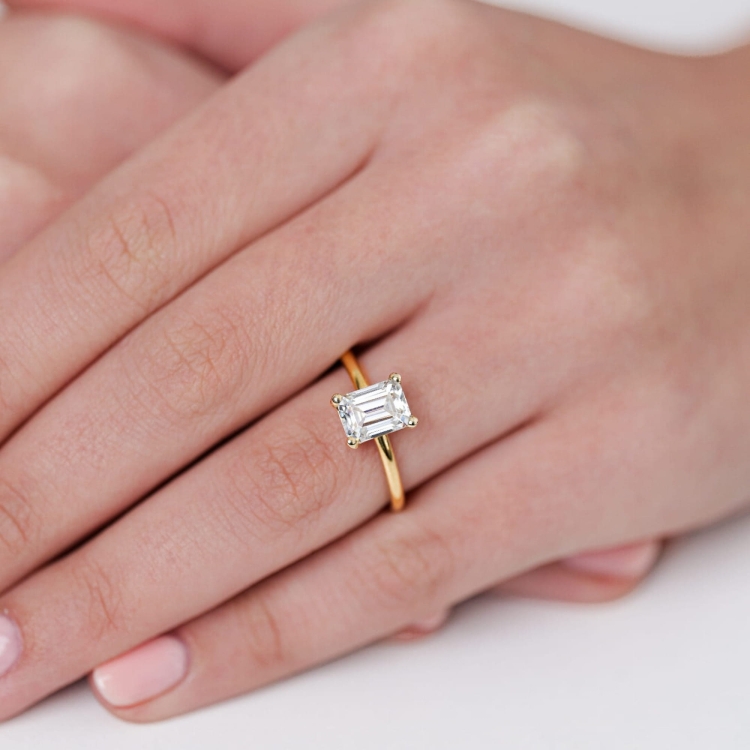 Pierścionek z żółtego złota próba 585 z moissanitem Emerald 2,0 ct VVS1 D – na palcu – ABGOLD Baczyński