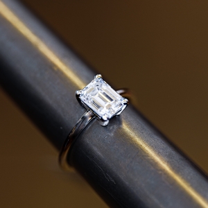 Pierścionek z białego złota próba 585 z moissanitem Emerald 2,0 ct VVS1 D – na ryglu jubilerskim – ABGOLD Baczyński