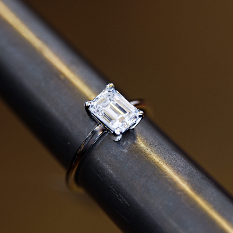 Pierścionek z białego złota próba 585 z moissanitem Emerald 2,0 ct VVS1 D – na ryglu jubilerskim – ABGOLD Baczyński