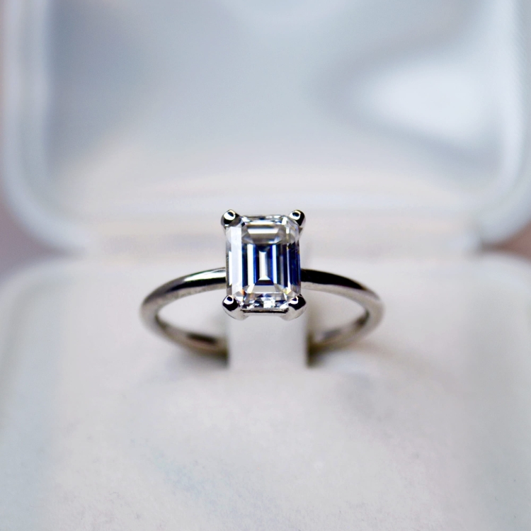 Pierścionek z białego złota próba 585 z moissanitem Emerald 2,0 ct VVS1 D – widok z przodu – ABGOLD Baczyński