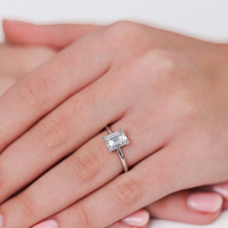 Pierścionek z białego złota próba 585 z moissanitem Emerald 2,0 ct VVS1 D – na dłoni – ABGOLD Baczyński