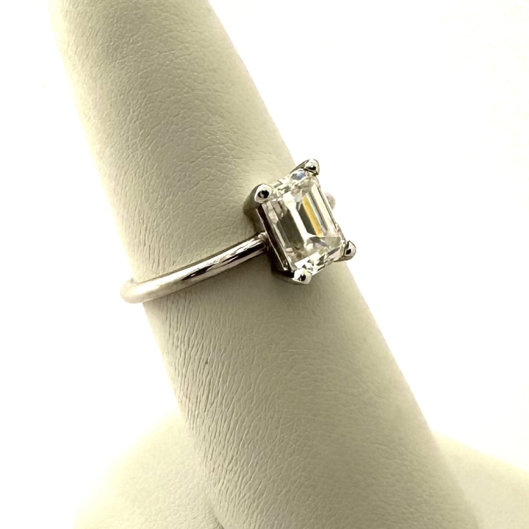 Pierścionek z białego złota próba 585 z moissanitem Emerald 2,0 ct VVS1 D – widok z boku – ABGOLD Baczyński