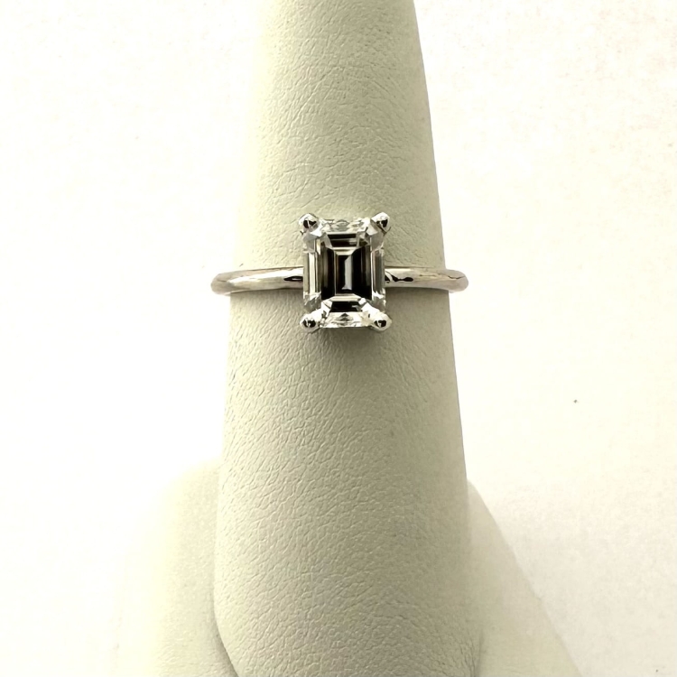 Pierścionek z białego złota próba 585 z moissanitem Emerald 2,0 ct VVS1 D – widok z tyłu – ABGOLD Baczyński