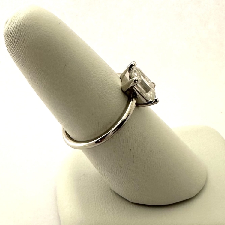 Pierścionek z białego złota próba 585 z moissanitem Emerald 2,0 ct VVS1 D – profil pierścionka – ABGOLD Baczyński