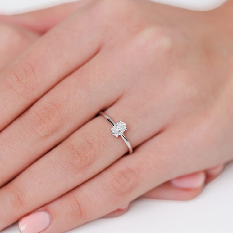 Pierścionek z białego złota próba 585 z moissanitem 0,50 ct VVS1 D – na dłoni – ABGOLD Baczyński