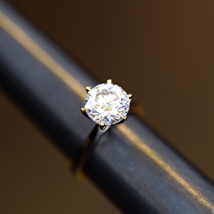 Pierścionek z żółtego złota próba 585 z moissanitem 3,0 ct VVS D – na ryglu jubilerskim – ABGOLD Baczyński