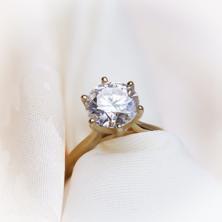 Pierścionek z żółtego złota próba 585 z moissanitem 3,0 ct VVS D – ujęcie pod kątem – ABGOLD Baczyński