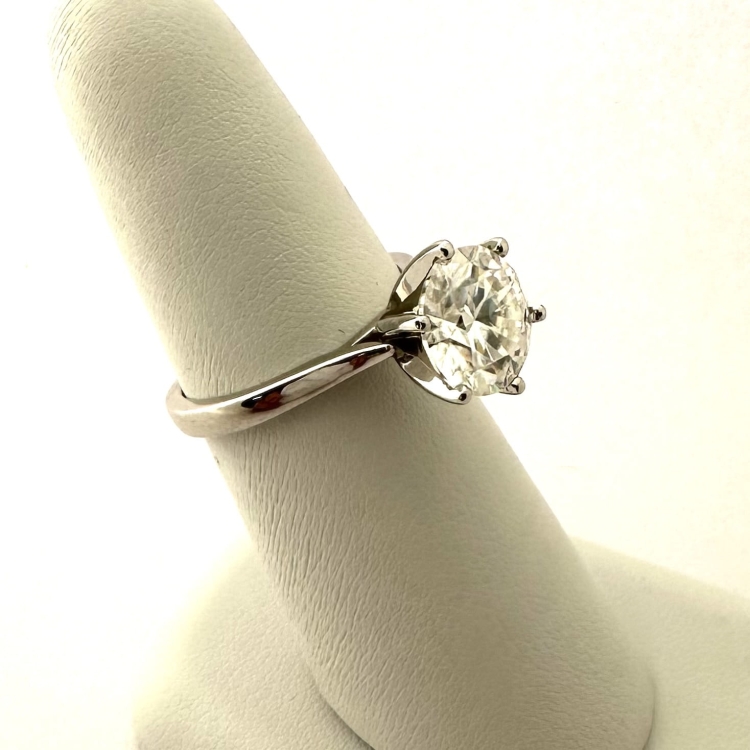 Pierścionek z żółtego złota próba 585 z moissanitem 3,0 ct VVS D – ujęcie na ekspozytorze jubilerskim – ABGOLD Baczyński