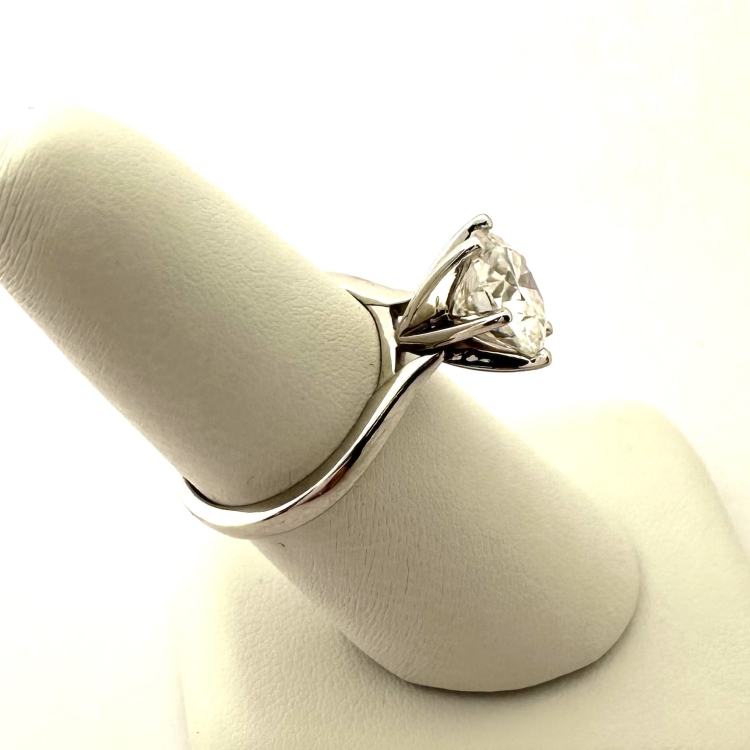 Pierścionek z żółtego złota próba 585 z moissanitem 3,0 ct VVS D – profil na ekspozytorze jubilerskim – ABGOLD Baczyński