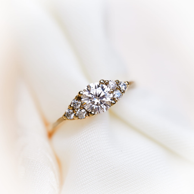 Pierścionek z żółtego złota próba 585 z moissanitem 1,0 ct VVS D – detal kamienia – ABGOLD Baczyński