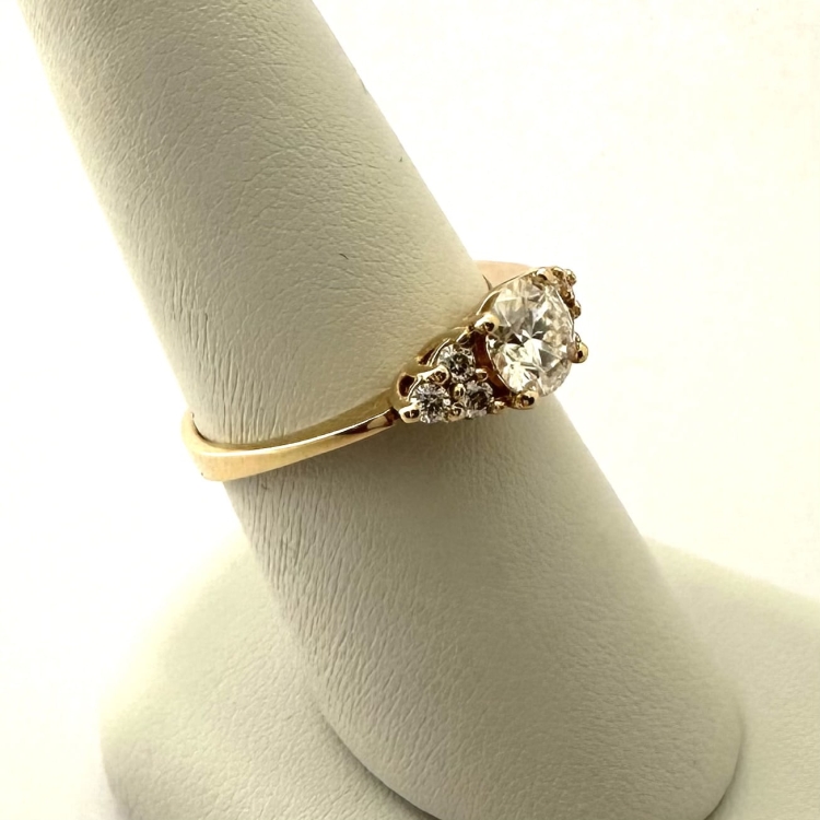 Pierścionek z żółtego złota próba 585 z moissanitem 1,0 ct VVS D – widok na ryglu jubilerskim – ABGOLD Baczyński