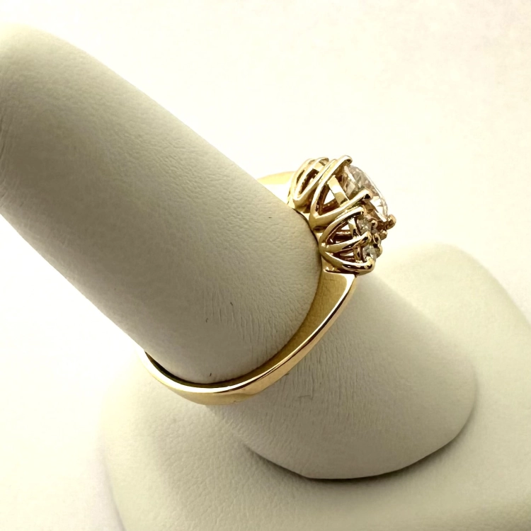 Pierścionek z żółtego złota próba 585 z moissanitem 1,0 ct VVS D – profil na ryglu jubilerskim – ABGOLD Baczyński