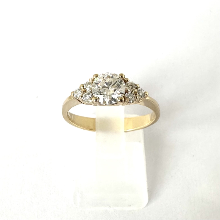 Pierścionek z żółtego złota próba 585 z moissanitem 1,0 ct VVS D – ujęcie produktowe na jasnym tle – ABGOLD Baczyński