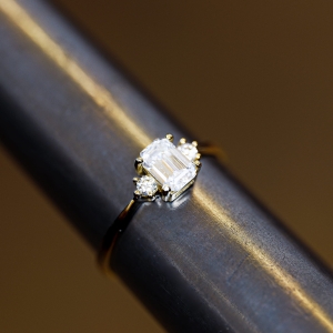 Pierścionek z żółtego złota próba 585 z moissanitem Emerald 0,86 ct VVS D – ujęcie na ryglu jubilerskim – ABGOLD Baczyński