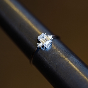 Pierścionek z żółtego złota próba 585 z moissanitem Emerald 0,86 ct VVS D – ujęcie na ryglu jubilerskim – ABGOLD Baczyński