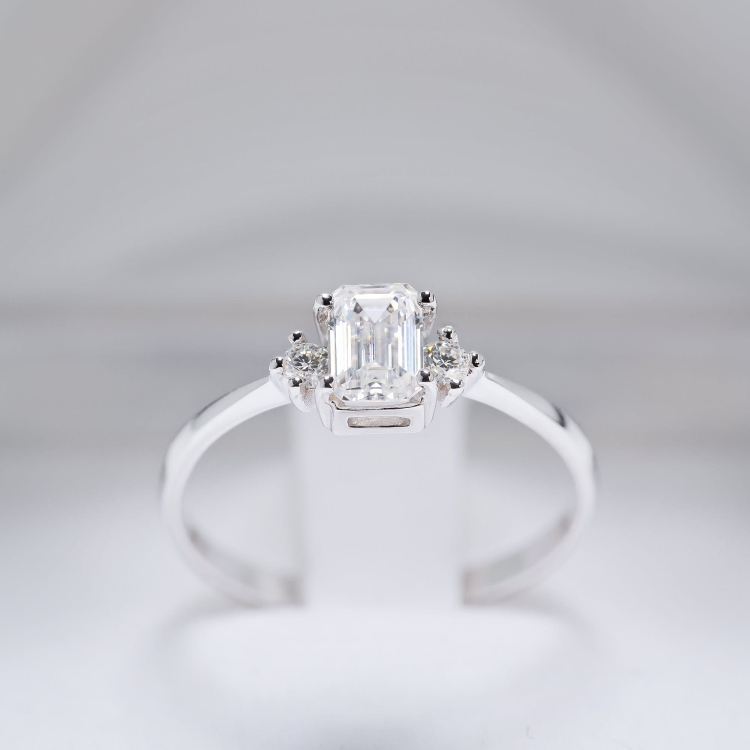 Pierścionek z żółtego złota próba 585 z moissanitem Emerald 0,86 ct VVS D – prezentacja na ekspozytorze jubilerskim – ABGOLD Baczyński