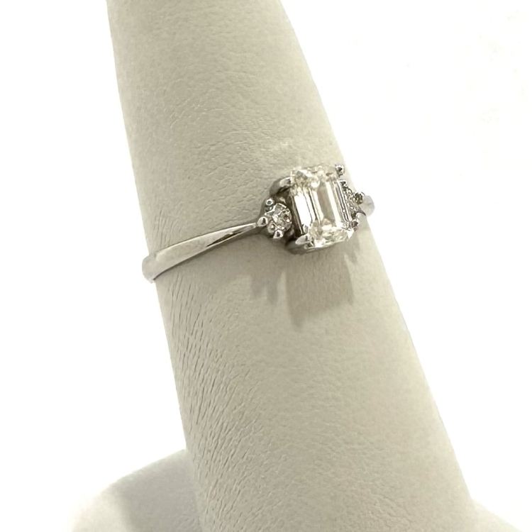 Pierścionek z żółtego złota próba 585 z moissanitem Emerald 0,86 ct VVS D – widok boczny na ekspozytorze – ABGOLD Baczyński