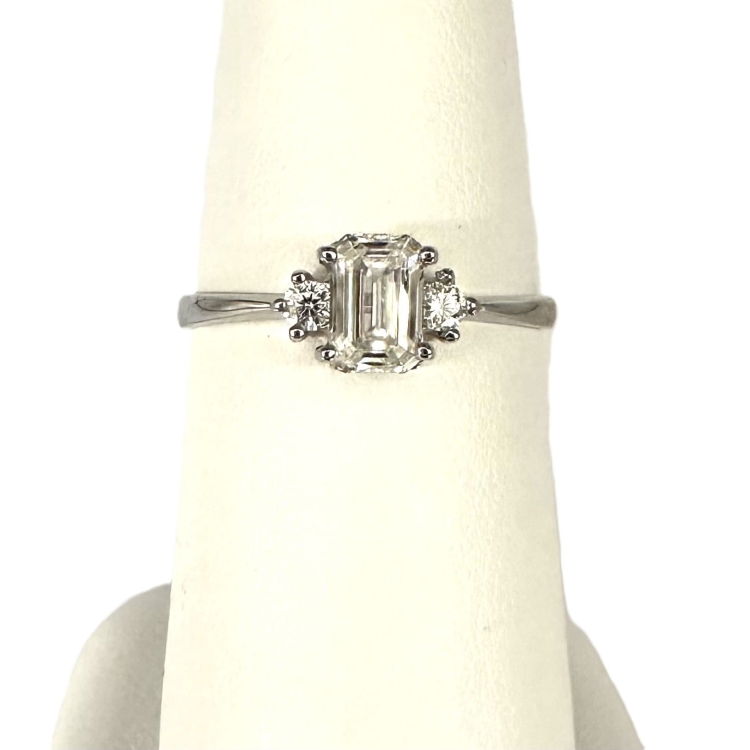 Pierścionek z żółtego złota próba 585 z moissanitem Emerald 0,86 ct VVS D – widok frontalny na ekspozytorze jubilerskim – ABGOLD Baczyński