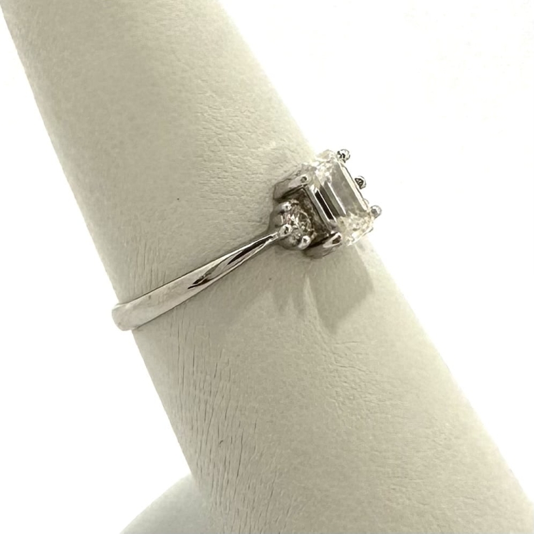 Pierścionek z żółtego złota próba 585 z moissanitem Emerald 0,86 ct VVS D – profil pierścionka na ekspozytorze – ABGOLD Baczyński