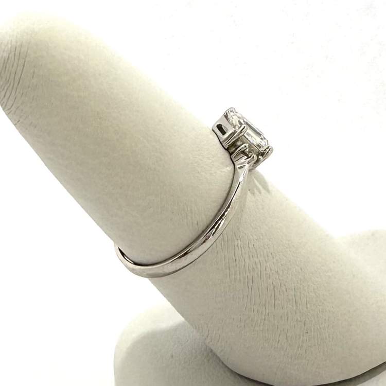 Pierścionek z żółtego złota próba 585 z moissanitem Emerald 0,86 ct VVS D – ujęcie boczne na ekspozytorze – ABGOLD Baczyński