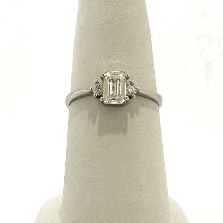 Pierścionek z żółtego złota próba 585 z moissanitem Emerald 0,86 ct VVS D – front na ekspozytorze – ABGOLD Baczyński