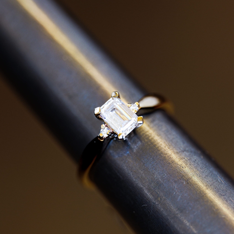 Pierścionek z żółtego złota próba 585 z moissanitem Emerald 0,85 ct VVS D – ujęcie na ryglu jubilerskim – ABGOLD Baczyński