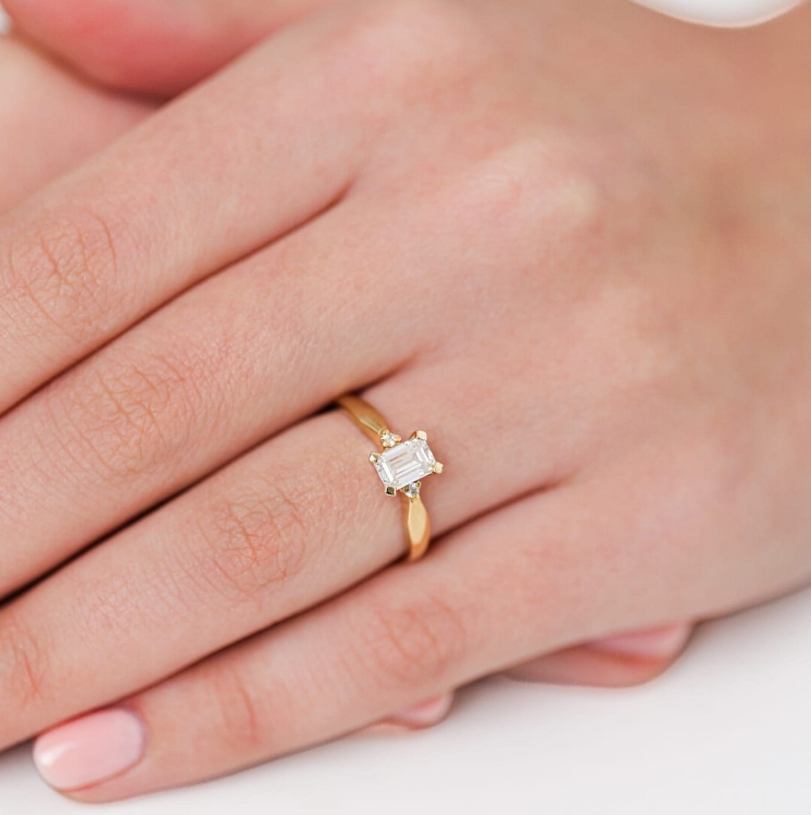 Pierścionek z żółtego złota próba 585 z moissanitem Emerald 0,85 ct VVS D – prezentacja na dłoni – ABGOLD Baczyński