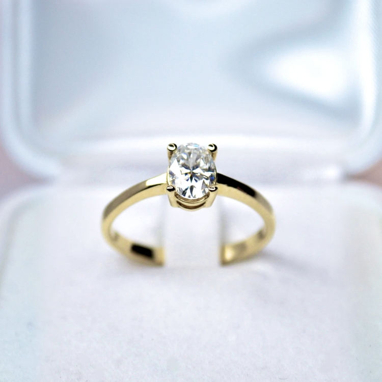 Pierścionek z żółtego złota próba 585 z moissanitem owalnym 0,80 ct VVS D – ujęcie na tle tkaniny – ABGOLD Baczyński