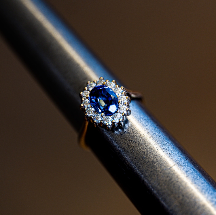 Pierścionek z żółtego złota próba 585 z szafirem i moissanitami – ujęcie na ryglu jubilerskim – ABGOLD Baczyński