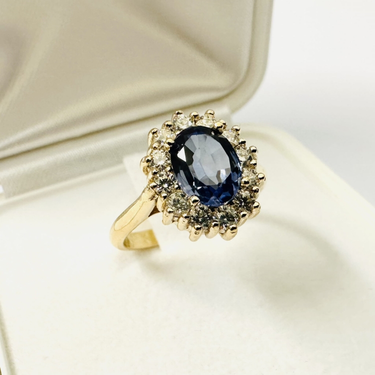 Pierścionek z żółtego złota próba 585 z szafirem i moissanitami – zbliżenie kamienia – ABGOLD Baczyński