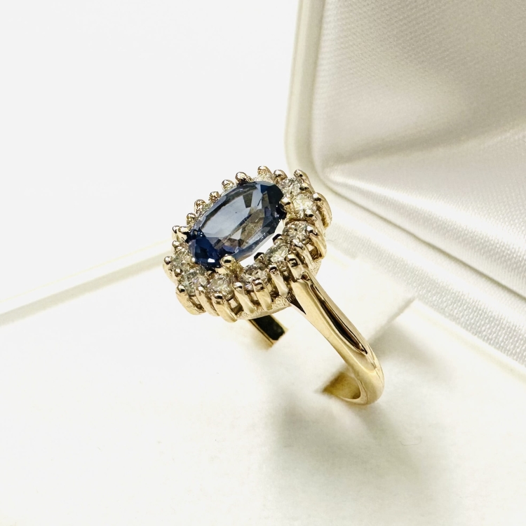 Pierścionek z żółtego złota próba 585 z szafirem i moissanitami – widok pierścionka leżącego – ABGOLD Baczyński