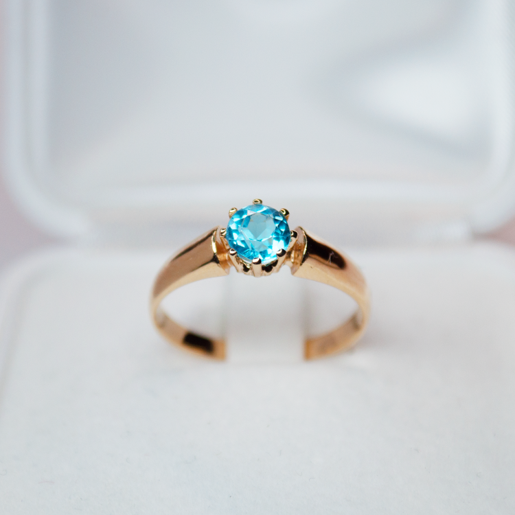 Pierścionek z żółtego złota próba 585 z topazem – ujęcie na jasnym tle – ABGOLD Baczyński