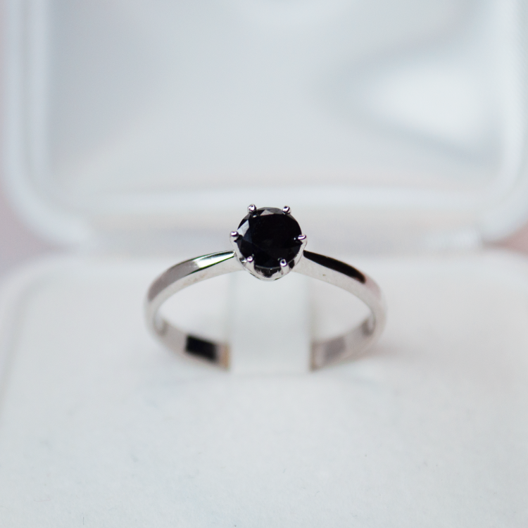 Pierścionek z białego złota próba 585 z czarnym diamentem – ujęcie na jasnym tle – ABGOLD Baczyński