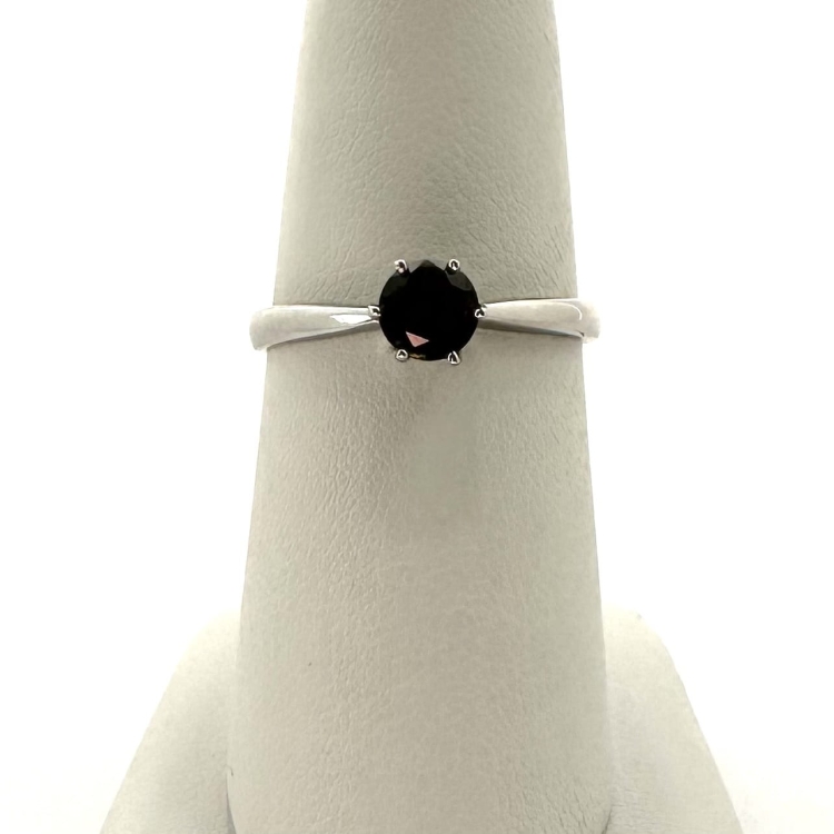 Pierścionek z białego złota próba 585 z czarnym diamentem – prezentacja na palcu – ABGOLD Baczyński