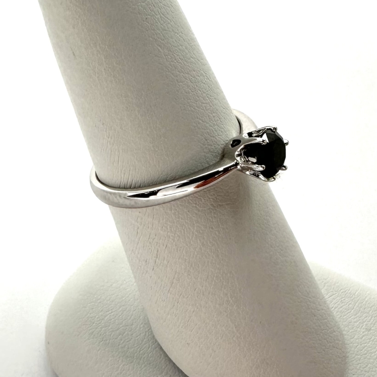 Pierścionek z białego złota próba 585 z czarnym diamentem – prezentacja na ekspozytorze jubilerskim – ABGOLD Baczyński