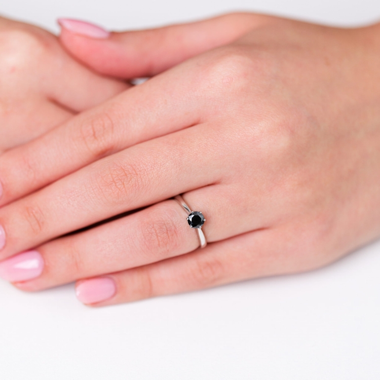 Pierścionek z białego złota próba 585 z czarnym diamentem – prezentacja na dłoni – ABGOLD Baczyński