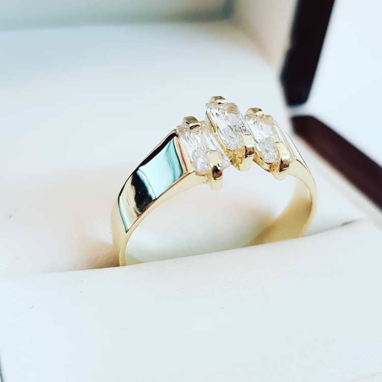 Pierścionek złoty z cyrkoniami bagietkowymi – widok frontalny – ABGOLD Baczyński