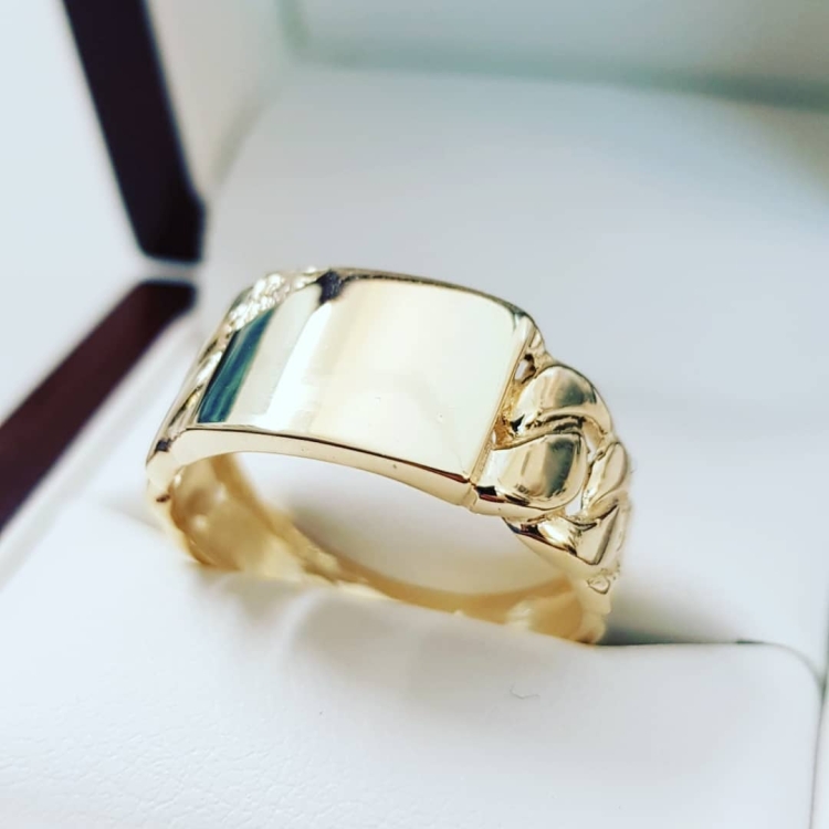 Sygnet męski próba 585 – prezentacja na dłoni – ABGOLD Baczyński