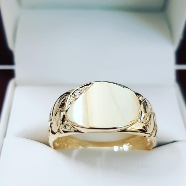 Sygnet męski owal próba 585 – detal oprawy – ABGOLD Baczyński