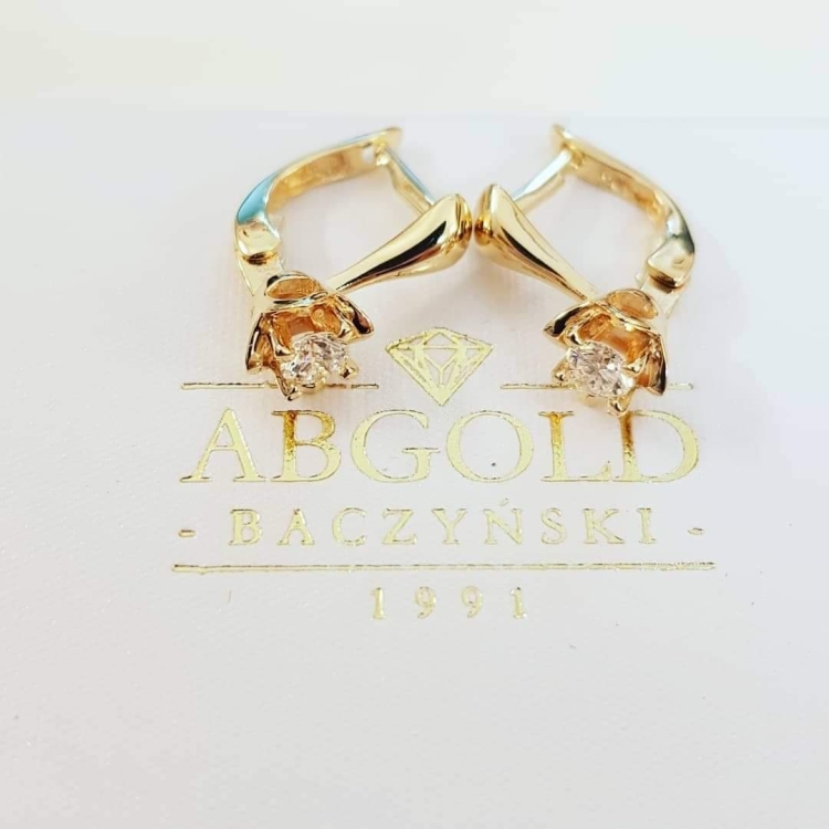 Kolczyki z diamentami próba 585 – widok pod kątem – ABGOLD Baczyńsk