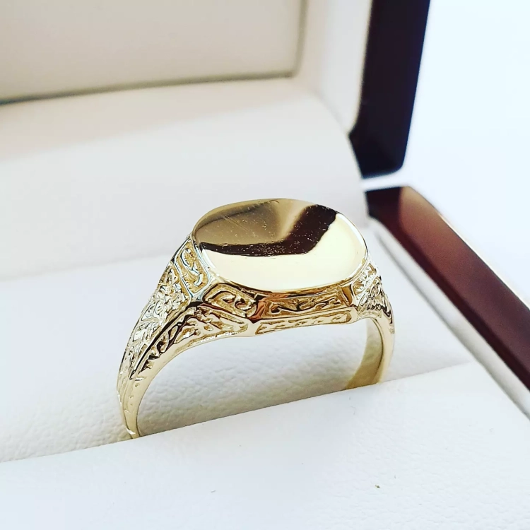 Sygnet męski próba 585 – detal powierzchni – ABGOLD Baczyński