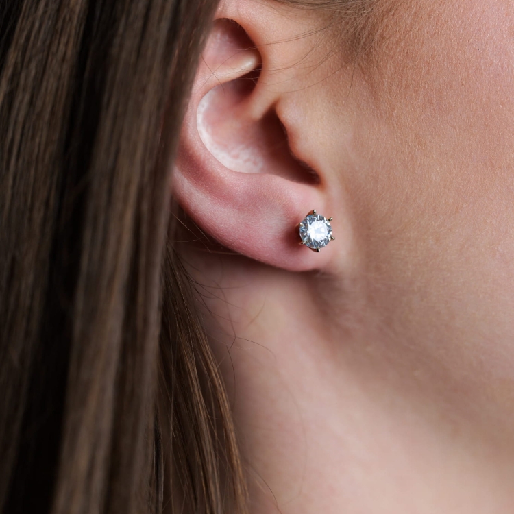 Złote kolczyki 585 Moissanit 0,80 ct – prezentacja na uchu – ABGOLD Baczyński