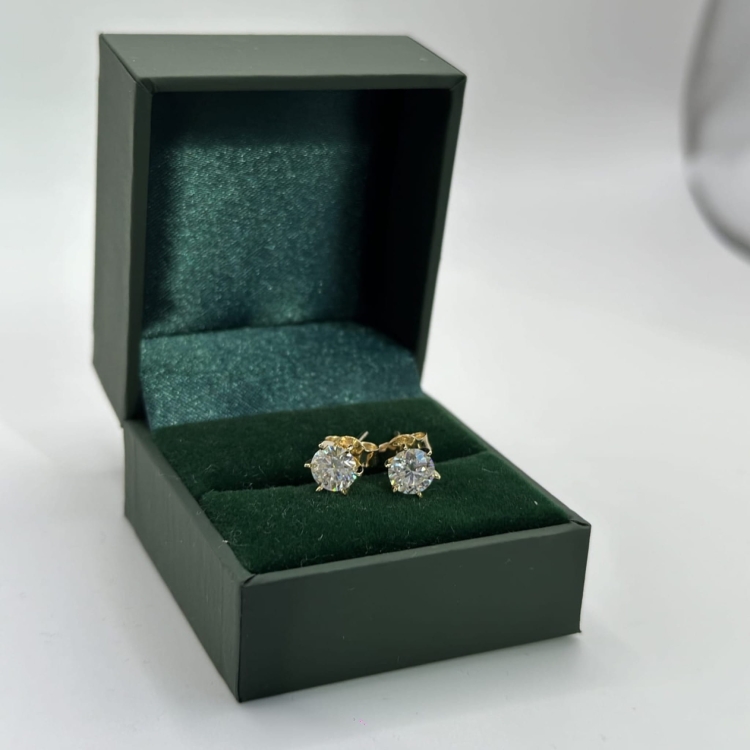 Złote kolczyki 585 Moissanit 0,80 ct – ujęcie w pudełku – ABGOLD Baczyński