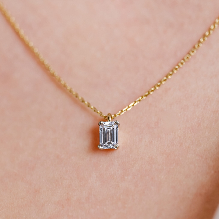 Złoty naszyjnik 585 z diamentem 0,73 ct – zbliżenie zawieszki – ABGOLD Baczyński