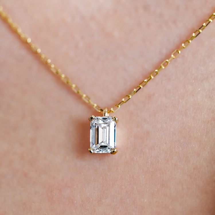 Złoty naszyjnik 585 z diamentem 1,10 ct – zbliżenie zawieszki – ABGOLD Baczyński