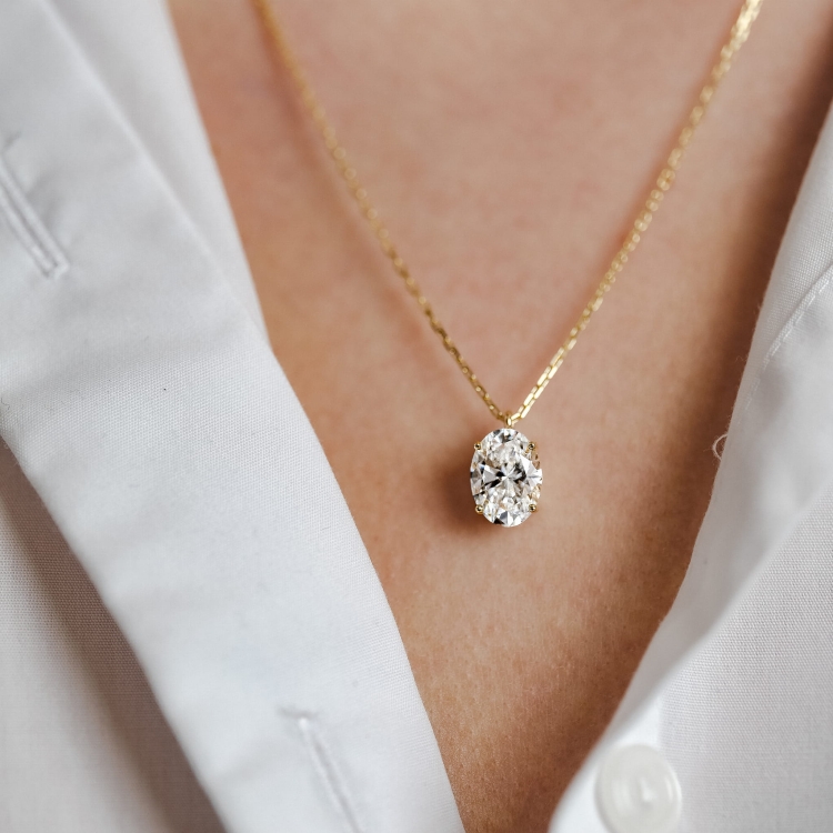 Złoty naszyjnik 585 z owalnym diamentem 3,00 ct – prezentacja na szyi – ABGOLD Baczyński