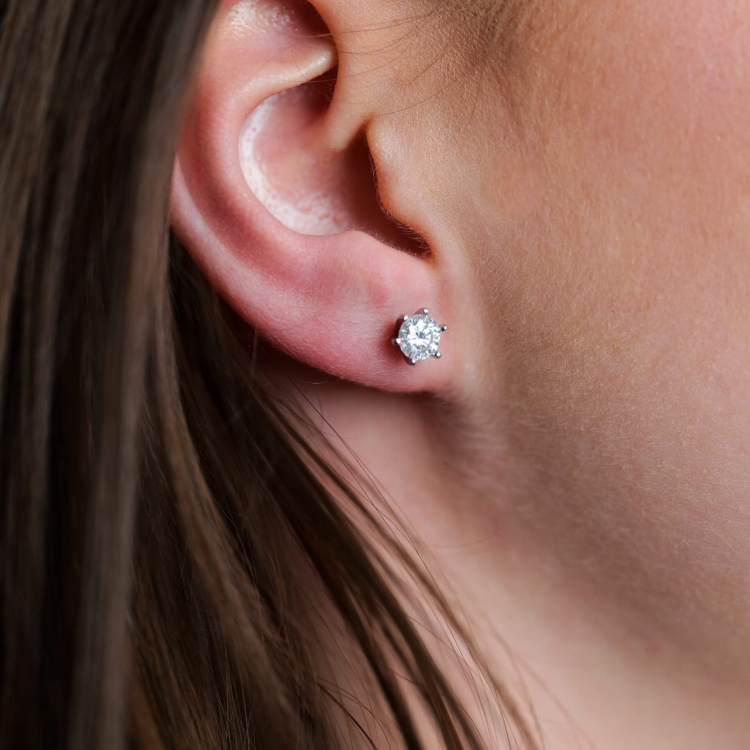 Kolczyki 585 Moissanit 0,50 ct – sztyft, białe złoto – prezentacja na uchu – ABGOLD Baczyński